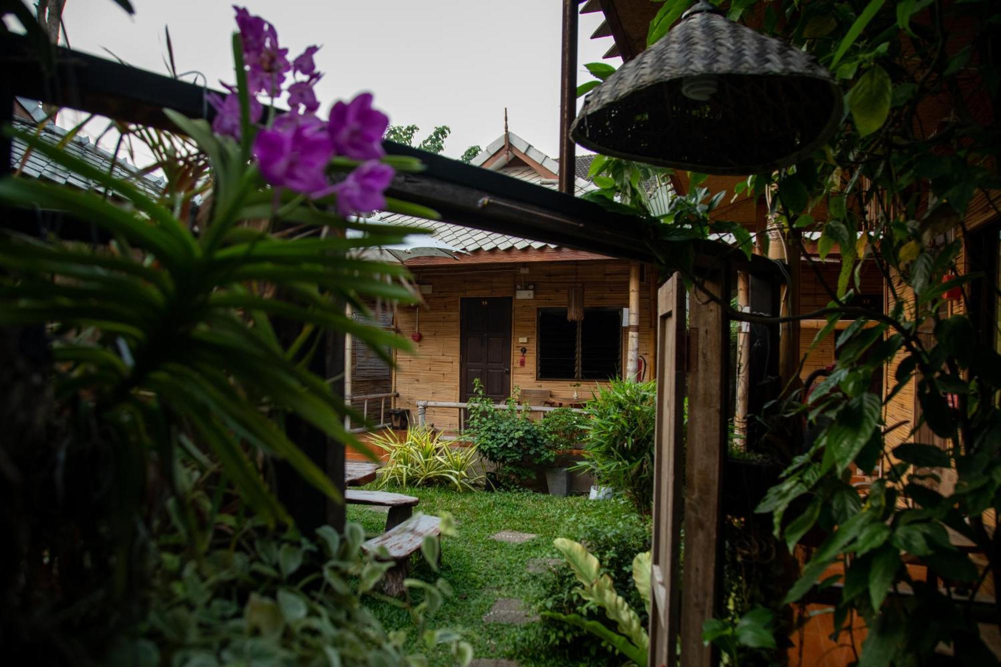 Boutique Hotel & Restaurant, Jaidee Bamboo Huts Chiang Mai Bagian luar foto